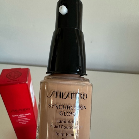 Shiseido Synchro Skin Glow Luminizing Fluid Foundation in Rose 30ML - Picture 5 of 6
